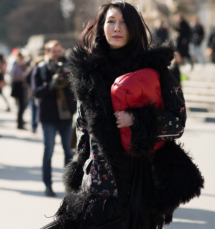 التنورة المثنية مع المعطف المطبع الواسع من شوارع باريس